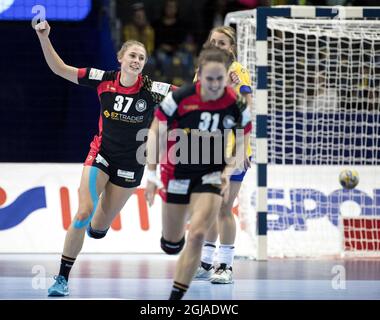 Alicia Stolle in Germania (37) e Kerstin Wohlbold festeggiano durante la partita del campionato europeo di pallamano femminile del gruppo 1 tra Svezia e Germania alla Scandinavium Arena di Gothenburg, il 14 dicembre 2016. Foto: Bjorn Larsson Rosvall / TT / kod 9200 Foto Stock