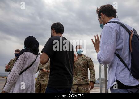 210907-N-CJ510-0109 STAZIONE AERONAVALE DI SIGONELLA, ITALIA (SETTEMBRE 7, 2021) – evacuati dall'onda afghana ai membri dell'Aeronautica militare degli Stati Uniti quando partono dalla Stazione aeronavale (NAS) di Sigonella, 7 settembre 2021. NAS Sigonella sta attualmente sostenendo la missione del Dipartimento di Stato per facilitare il trasferimento sicuro dei cittadini statunitensi, dei beneficiari di visti speciali per l'immigrazione e delle popolazioni vulnerabili provenienti dall'Afghanistan. (STATI UNITI Navy Photo by Mass Communication Specialist 2a Classe Andrea Rumple) Foto Stock