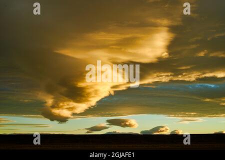 Argentina, Santa Cruz. Las Horquetas, nuvole e cielo al tramonto. Foto Stock