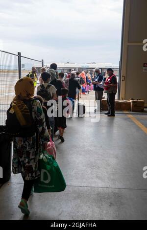 210907-N-CJ510-0109 STAZIONE AERONAVALE DI SIGONELLA, ITALIA (SETTEMBRE 7, 2021) – gli evacuati dall'Afghanistan partono dalla Stazione aeronavale (NAS) Sigonella, 7 settembre 2021. NAS Sigonella sta attualmente sostenendo la missione del Dipartimento di Stato per facilitare il trasferimento sicuro dei cittadini statunitensi, dei beneficiari di visti speciali per l'immigrazione e delle popolazioni vulnerabili provenienti dall'Afghanistan. (STATI UNITI Navy Photo by Mass Communication Specialist 2a Classe Andrea Rumple) Foto Stock