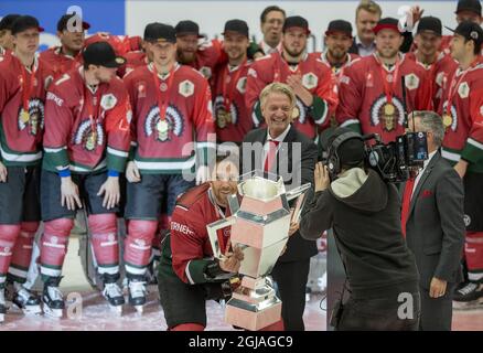 Joel Lundqvist di Frolunda alza il trofeo mentre la squadra celebra la vittoria della partita finale della Champions Hockey League tra Frolunda Gothenburg e Sparta Prague a Frolundaborg a Gothenburg. Foto: Adam IHSE / TT / code 9200 Foto Stock