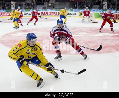 Sebastian Aho (L) in Svezia seguito da David Kampf durante la partita di hockey in Svezia tra la Repubblica Ceca e la Svezia nella Scandinavium Arena, Gothemburg giovedì 9 febbraio 2017. Foto Adam IHSE / TT Kod 9200 Foto Stock
