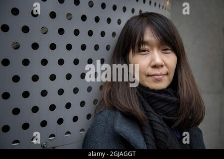 STOCCOLMA 20170125 Han Kang lo scrittore sudcoreano si vede in posa per il fotografo a Stoccolma, Svezia, 25 gennaio 2017. Kang è in Svezia per promuovere il suo nuovo romanzo Â "il vegetariano". Foto: Jessica Gow / TT / Kod 10070 Foto Stock