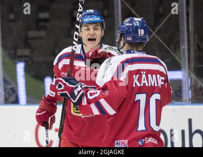 GOTEBORG 2017-02-11 Lukas Radil (L) della squadra ceca si inzia con David Kampf (R) dopo il traguardo del 1-0 durante la partita di hockey su ghiaccio della Finlandia contro la Repubblica ceca nei Giochi di hockey della Svezia nella Scandinavium Arena di Goteborg, Svezia, 11 febbraio 2017. Foto: Bjorn Larsson Rosvall / TT / ** SWEDEN OUT ** Foto Stock