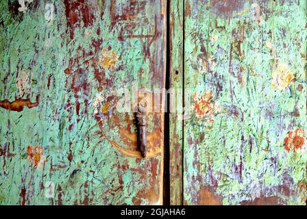 Vernice stressata su una porta di legno di armadio Foto Stock