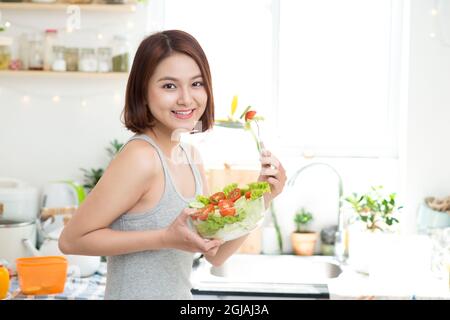 Concetto di dieta. Cibo sano. Bella giovane donna asiatica che mangia insalata di verdure fresche. Perdita del concetto di peso Foto Stock