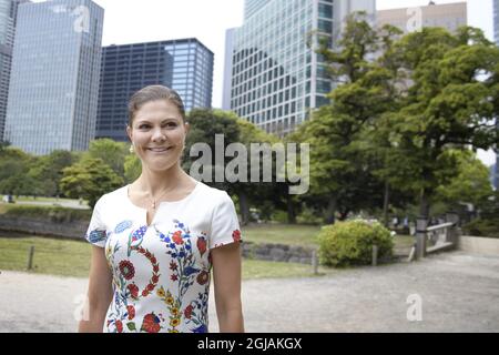 TOKYO 20170419 Crown Princess Victoria è visto visitare i Giardini di Hama Rikyu a Tokyo la Crown Princess sta visitando il Giappone per approfondire il suo lavoro in termini di sostenibilità, questioni marine e pesca sostenibile. Victoria è un sostenitore degli obiettivi di sviluppo sostenibile delle Nazioni Unite. Foto: Jessica Gow / TT / Kod 10070 Foto Stock