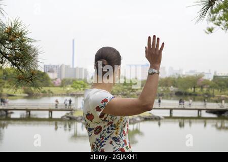 TOKYO 20170419 Crown Princess Victoria è visto visitare i Giardini di Hama Rikyu a Tokyo la Crown Princess sta visitando il Giappone per approfondire il suo lavoro in termini di sostenibilità, questioni marine e pesca sostenibile. Victoria è un sostenitore degli obiettivi di sviluppo sostenibile delle Nazioni Unite. Foto: Jessica Gow / TT / Kod 10070 Foto Stock