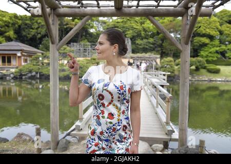 TOKYO 20170419 Crown Princess Victoria è visto visitare i Giardini di Hama Rikyu a Tokyo la Crown Princess sta visitando il Giappone per approfondire il suo lavoro in termini di sostenibilità, questioni marine e pesca sostenibile. Victoria è un sostenitore degli obiettivi di sviluppo sostenibile delle Nazioni Unite. Foto: Jessica Gow / TT / Kod 10070 Foto Stock