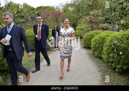 TOKYO 20170419 Crown Princess Victoria è visto visitare i Giardini di Hama Rikyu a Tokyo la Crown Princess sta visitando il Giappone per approfondire il suo lavoro in termini di sostenibilità, questioni marine e pesca sostenibile. Victoria è un sostenitore degli obiettivi di sviluppo sostenibile delle Nazioni Unite. Foto: Jessica Gow / TT / Kod 10070 Foto Stock