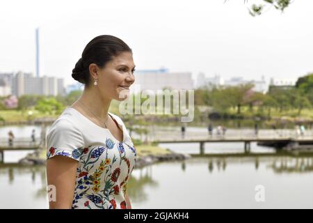 TOKYO 20170419 Crown Princess Victoria è visto visitare i Giardini di Hama Rikyu a Tokyo la Crown Princess sta visitando il Giappone per approfondire il suo lavoro in termini di sostenibilità, questioni marine e pesca sostenibile. Victoria è un sostenitore degli obiettivi di sviluppo sostenibile delle Nazioni Unite. Foto: Jessica Gow / TT / Kod 10070 Foto Stock