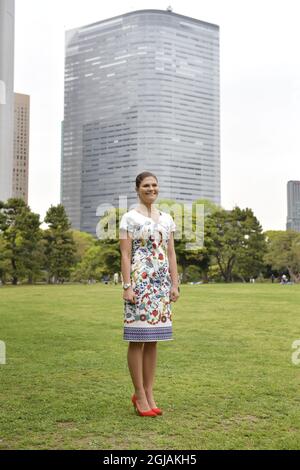 TOKYO 20170419 Crown Princess Victoria è visto visitare i Giardini di Hama Rikyu a Tokyo la Crown Princess sta visitando il Giappone per approfondire il suo lavoro in termini di sostenibilità, questioni marine e pesca sostenibile. Victoria è un sostenitore degli obiettivi di sviluppo sostenibile delle Nazioni Unite. Foto: Jessica Gow / TT / Kod 10070 Foto Stock