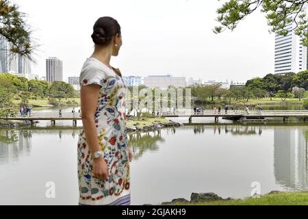 TOKYO 20170419 Crown Princess Victoria è visto visitare i Giardini di Hama Rikyu a Tokyo la Crown Princess sta visitando il Giappone per approfondire il suo lavoro in termini di sostenibilità, questioni marine e pesca sostenibile. Victoria è un sostenitore degli obiettivi di sviluppo sostenibile delle Nazioni Unite. Foto: Jessica Gow / TT / Kod 10070 Foto Stock