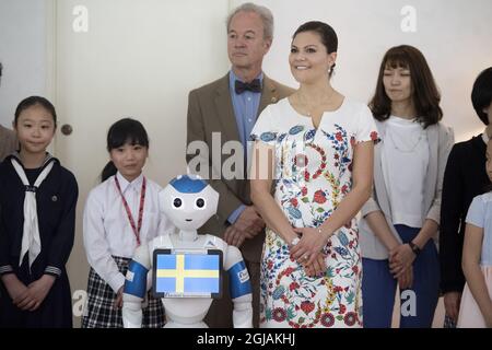 TOKYO 20170419 la Principessa Vittoria della Corona è vista durante la sua visita all'Ambasciata di Svezia a Tokyo dove ha incontrato "Pepper il robot umanoide". La Principessa della Corona sta visitando il Giappone per approfondire il suo lavoro nella sostenibilità, nelle questioni marine e nella pesca sostenibile. Victoria è un sostenitore degli obiettivi di sviluppo sostenibile delle Nazioni Unite. Foto: Jessica Gow / TT / Kod 10070 Foto Stock