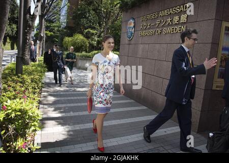 TOKYO 20170419 la Principessa Vittoria della Corona è vista durante la sua visita all'Ambasciata di Svezia a Tokyo dove ha incontrato "Pepper il robot umanoide". La Principessa della Corona sta visitando il Giappone per approfondire il suo lavoro nella sostenibilità, nelle questioni marine e nella pesca sostenibile. Victoria è un sostenitore degli obiettivi di sviluppo sostenibile delle Nazioni Unite. Foto: Jessica Gow / TT / Kod 10070 Foto Stock