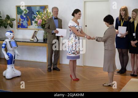TOKYO 20170419 la Principessa Vittoria della Corona è vista durante la sua visita all'Ambasciata di Svezia a Tokyo dove ha incontrato "Pepper il robot umanoide". La Principessa della Corona sta visitando il Giappone per approfondire il suo lavoro nella sostenibilità, nelle questioni marine e nella pesca sostenibile. Victoria è un sostenitore degli obiettivi di sviluppo sostenibile delle Nazioni Unite. Foto: Jessica Gow / TT / Kod 10070 Foto Stock