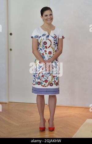 TOKYO 20170419 la Principessa Vittoria della Corona è vista durante la sua visita all'Ambasciata di Svezia a Tokyo dove ha incontrato "Pepper il robot umanoide". La Principessa della Corona sta visitando il Giappone per approfondire il suo lavoro nella sostenibilità, nelle questioni marine e nella pesca sostenibile. Victoria è un sostenitore degli obiettivi di sviluppo sostenibile delle Nazioni Unite. Foto: Jessica Gow / TT / Kod 10070 Foto Stock