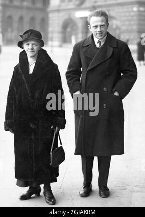 Werner Heisenberg, fisico tedesco che ha ricevuto il Premio Nobel per la fisica 1932 per i suoi contributi di base alla meccanica quantistica, qui con sua madre. Foto Stock
