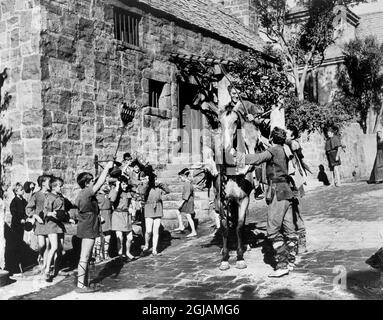 Burt Lancaster (al centro), sul set del film, 'la fiamma e la freccia', Warner Bros., 1950 Foto Stock