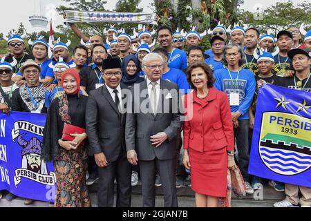 BANDUNG 20170524 la regina Silvia e il re Carl Gustaf sono arrivati a Bandung in treno l'ultimo giorno della loro visita di stato in Indonesia e sono stati accolti dal sindaco Ridwan Kamil, dalla moglie Atali e dalla squadra di calcio di Bandung Persib e dal loro fanclub Viking Persib Club. Foto: Jonas Ekstromer / TT / kod 10030 Foto Stock