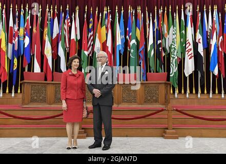 BANDUNG 20170524 la regina Silvia e il re Carl Gustaf arrivarono a Bandung in treno l'ultimo giorno della loro visita di stato in Indonesia. La coppia reale visitò il Museo Asia-Africa, dove 26 leader mondiali si incontrarono nel 1955 e fondarono quello che divenne il movimento libero dell'Alleanza. La coppia reale fu accolta dal governatore Ahmad Heryawan. Foto: Jonas Ekstromer / TT AGENZIA DI NOTIZIE / codice 10030 Foto Stock