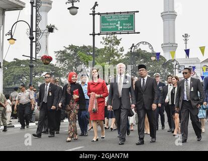 BANDUNG 20170524 la regina Silvia e il re Carl Gustaf sono arrivati a Bandung in treno l'ultimo giorno della loro visita di stato in Indonesia e sono stati accolti dal sindaco Ridwan Kamil, dalla moglie Atali e dalla squadra di calcio di Bandung Persib e dal loro fanclub Viking Persib Club. Foto: Jonas Ekstromer / TT / code 10030 Foto Stock