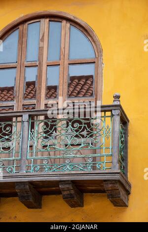 Sud America, Colombia Cartagena. Storico di tipica architettura coloniale, balcone dettaglio. Foto Stock