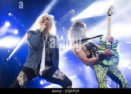 SOELVESBORG 20170608 Michael Starr e Satchel della band rock americana Steel Panther suonano sul palco al Sweden Rock Festival 2017 di Soelvesborg, nel sud della Svezia, l'8 giugno 2017. Foto: Fredrik Sandberg / TT / code 10080 Foto Stock