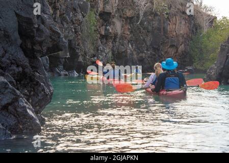 Ecuador, Galapagos Santa Cruz. Kayak nel canale di lava. (SIG.) Foto Stock