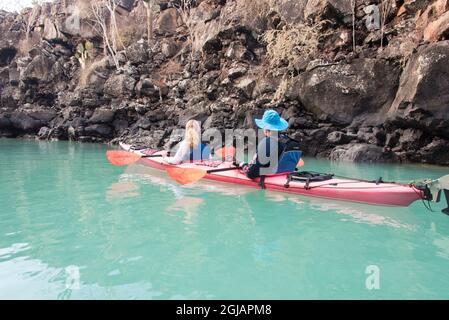 Ecuador, Galapagos Santa Cruz. Kayak nel canale di lava. (SIG.) Foto Stock