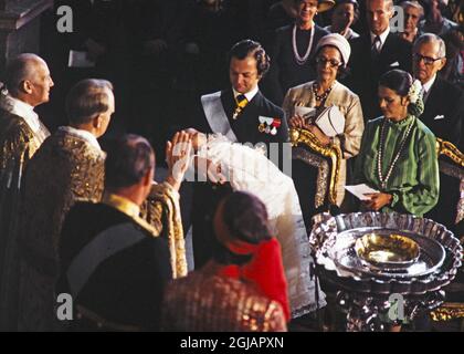 STOCCOLMA 1977-09-27 Re Carl Gustaf e Regina Silvia durante la Cristianità della Principessa Vittoria nella Cappella reale 1977. I lo sfondo della regina Silvias genitori Walther e Alice Sommerlath. Foto: Jan Collsioo / TT / Kod: 1001 Foto Stock