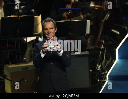 STOCCOLMA 2017-06-15 il re svedese Carl Gustaf presenta il premio Polar Music Prize a Sting al Konserthuset di Stoccolma, Svezia, 15 giugno 2017. Foto: Pontus Lundahl / TT / Kod 10050 Foto Stock