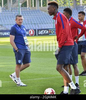 KIELCE 20170615 Aidy Boothroyd manager del team England U21 durante la sessione di formazione odierna in vista del concorso UEFA European U21 Championship, che inizia venerdì 16 giugno quando i giovani Lions affrontano la Svezia a Kielce all'arena Kolporter di Kielce, Polonia, giugno 15 2017. Foto: Jonas Ekstromer / TT / kod 10030 Foto Stock