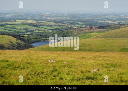 Vista su Meldon Reservoir, diga, Viadotto, Dartmoor National Park, Devon Foto Stock