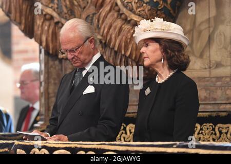 STOCCOLMA 2017-09-12 Re carl Gustaf e Regina Silvia sono visti alla Grande Cattedrale durante un servizio di chiesa in connessione con il Parlamento apertura 2017 a Stoccolma, Svezia Martedì. Foto: Fredrik Sandberg / TT Kod 10080 Foto Stock