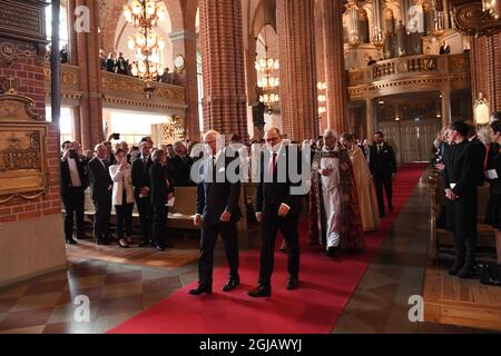 STOCCOLMA 2017-09-12 Re Carl Gustaf e Presidente del Parlamento, Urban Ahlin, sono visti alla Grande Cattedrale durante un servizio di chiesa in relazione al Parlamento apertura 2017 a Stoccolma, Svezia Martedì. Foto: Fredrik Sandberg / TT Kod 10080 Foto Stock