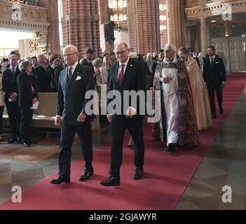 STOCCOLMA 2017-09-12 Re Carl Gustaf e Presidente del Parlamento, Urban Ahlin, sono visti alla Grande Cattedrale durante un servizio di chiesa in relazione al Parlamento apertura 2017 a Stoccolma, Svezia Martedì. Foto: Fredrik Sandberg / TT Kod 10080 Foto Stock