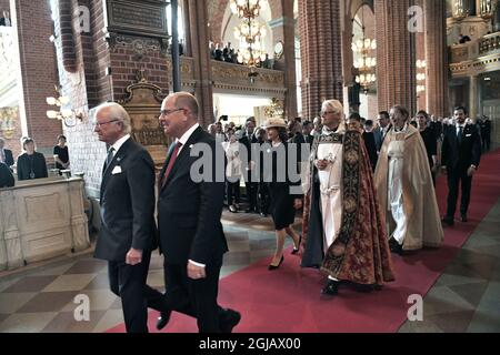 STOCCOLMA 2017-09-12 Re Carl Gustaf e Presidente del Parlamento, Urban Ahlin, seguito dalla famiglia reale, sono visti presso la Grande Cattedrale durante un servizio di chiesa in connessione con il Parlamento apertura 2017 a Stoccolma, Svezia Martedì. Foto: Fredrik Sandberg / TT Kod 10080 Foto Stock