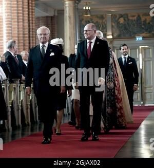 STOCCOLMA 2017-09-12 Re Carl Gustaf e Presidente del Parlamento, Urban Ahlin sono visti alla Grande Cattedrale durante un servizio di chiesa in relazione al Parlamento apertura 2017 a Stoccolma, Svezia Martedì. Foto: Fredrik Sandberg / TT Kod 10080 Foto Stock