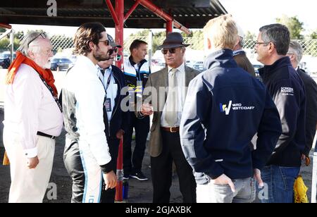 MANTORP 2017-09-16 re Carl Gustaf parla al principe Carl Philip che ha gareggiato nella classe GT svedese durante le gare al Mantorp Park sabato. Foto: Stefan Jerrevang / TT / Kod 60160 Foto Stock