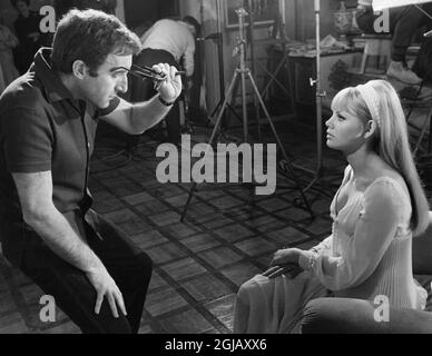 Arkiv 1966 attore britannico Peter Sellers (1925-1980), insieme a Britt Ekland durante le riprese del film 'Bobo'. Foto: Bonnierarkivet Kod:37770 Scanpix Svezia Foto Stock