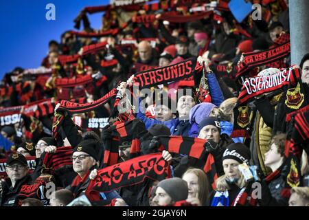 Ostersund è un tifoso in piedi davanti alla partita di calcio del gruppo J della UEFA Europa League tra Ostersunds FK e Hertha Berlin alla Jamtkraft Arena di Ostersund, Svezia, il 28 settembre 2017. Foto: Robert Henriksson / TT / code 11393 Foto Stock