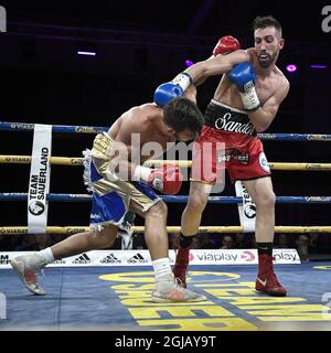 STOCCOLMA 20170930 lo svedese Antony Yigit (L) combatte Sandor Martin di Spagna durante il loro scontro europeo con il titolo Super Lightweight al gala Nordic Fight Night a Solnahallen, Svezia, 30,2017 settembre. Foto: Claudio Bresciani / TT / code 10090 Foto Stock