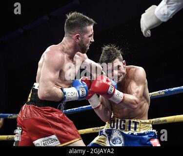 STOCCOLMA 20170930 lo svedese Antony Yigit (R) combatte Sandor Martin di Spagna durante il loro scontro europeo con il titolo Super Lightweight al gala Nordic Fight Night a Solnahallen, Svezia, 30,2017 settembre. Foto: Claudio Bresciani / TT / code 10090 Foto Stock