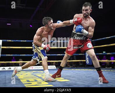 STOCCOLMA 20170930 lo svedese Antony Yigit (L) combatte Sandor Martin di Spagna durante il loro scontro europeo con il titolo Super Lightweight al gala Nordic Fight Night a Solnahallen, Svezia, 30,2017 settembre. Foto: Claudio Bresciani / TT / code 10090 Foto Stock