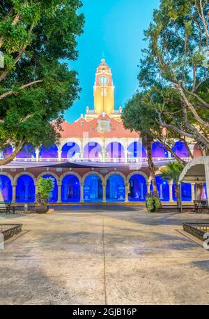 Messico, Merida. Plaza Grande, il municipio di Merida costruito nel 16 ° secolo sul sito di una piramide maya Foto Stock