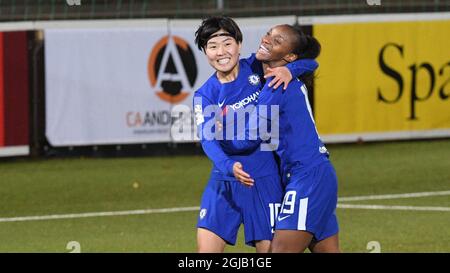 Il Chelsea's Ji Soyun (L) festeggia con il compagno di squadra Crystal Dunn dopo aver segnato il traguardo di apertura durante la partita UEFA Women's Champions League (round del 16, 2a tappa) tra il FC Rosengard e il Chelsea LFC a Malmo IP, Svezia, il 15 novembre 2017. Foto: Johan Nilsson / TT / code 50090 Foto Stock