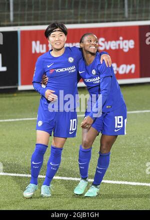 Il Chelsea's Ji Soyun (L) festeggia con il compagno di squadra Crystal Dunn dopo aver segnato il traguardo di apertura durante la partita UEFA Women's Champions League (round del 16, 2a tappa) tra il FC Rosengard e il Chelsea LFC a Malmo IP, Svezia, il 15 novembre 2017. Foto: Johan Nilsson / TT / code 50090 Foto Stock