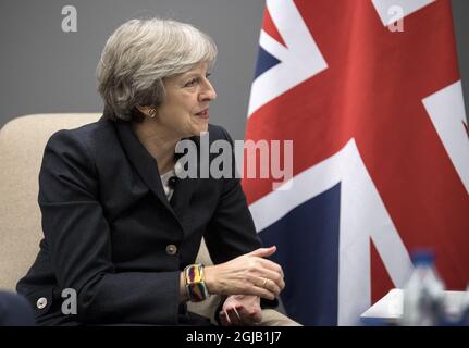 Il primo ministro britannico Theresa May incontra il suo omologo svedese Stefan Lofven (non visto) all'Hotel Gothia Tower di Gothenburg, Svezia, il 16 novembre 2017, alla vigilia del Vertice sociale dell'UE per l'occupazione e la crescita leale. Foto Bjorn Larsson Rosvall / TT / code 9200 Foto Stock