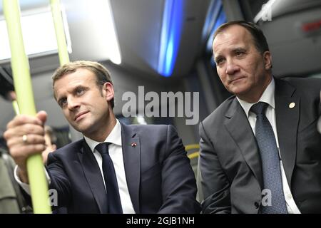 Il presidente francese Emmanuel Macron e il primo ministro svedese hanno fatto un tour in autobus per visitare la fabbrica di automobili Volco durante il Vertice sociale dell'UE di Gothenburg venerdì 17 novembre 2017. Foto: Bjorn Larsson Rosvall / TT / Code 9200 Foto Stock